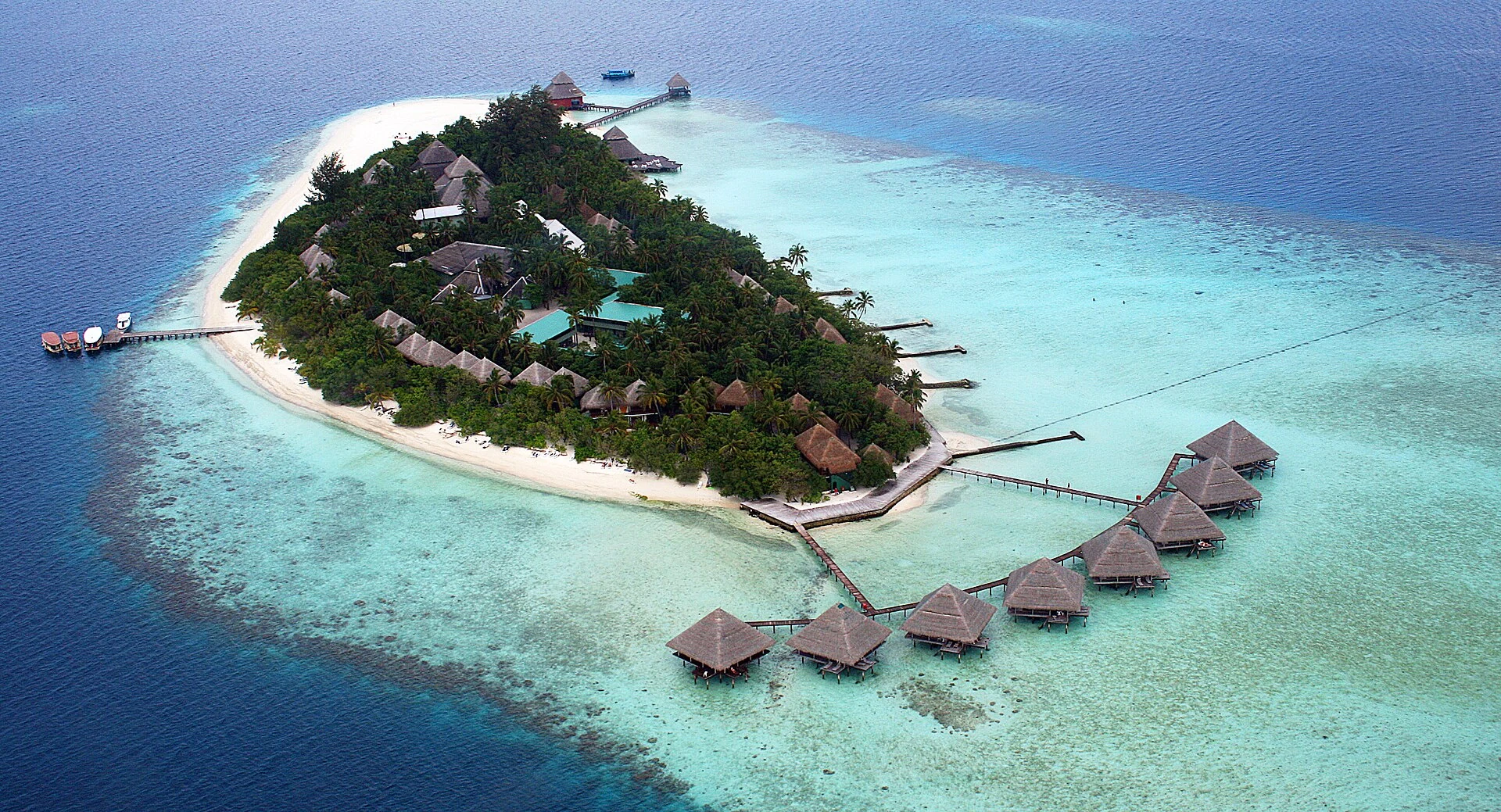 Understanding Maldives villa location: sunset, windward side and peace.